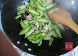 木耳西芹的做法图解3