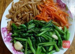 鸡肉火腿肠炒面的做法图解2