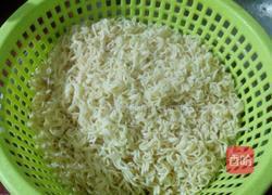 鸡肉火腿肠炒面的做法图解3