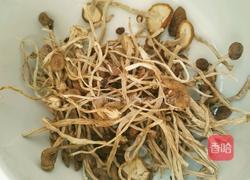 茶树菇炖大骨的做法图解1