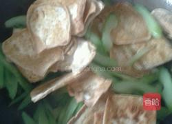 豆腐炒芹菜的做法图解7