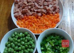 青豆炒饭的做法图解1