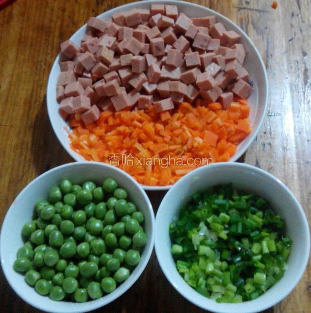 午餐肉切小方块,红萝卜切细小方块,葱切碎,青豆洗净,备用.