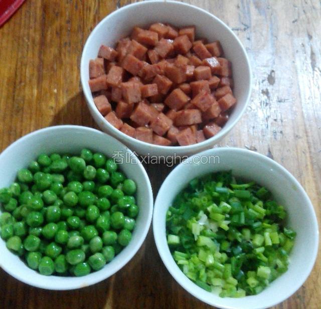 锅里放少量水煮开,滴两滴玉米油放入青豆煮熟,捞起,午餐肉下锅煎两分钟捞起备用.