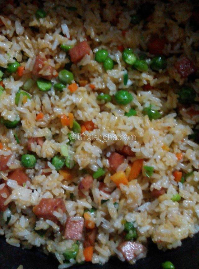 冬天天气冷了,炒饭容易冷掉,把炒饭盛在电饭锅里,按保温键,这样就随时可以吃到热腾腾的炒饭了！