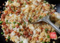 青豆炒饭的做法图解5