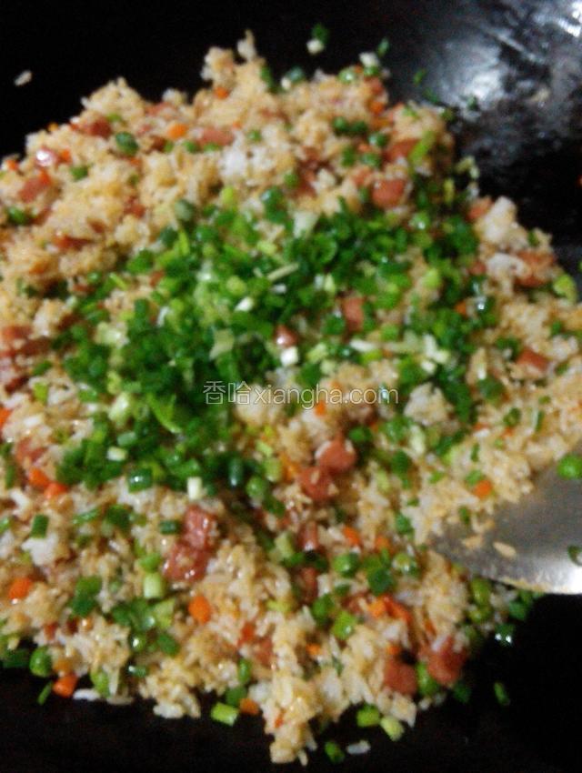 米饭炒松散后放入酱油,葱花翻炒一分钟,关火,香喷喷的炒饭就完成了