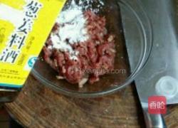 泡椒炒牛肉的做法图解1
