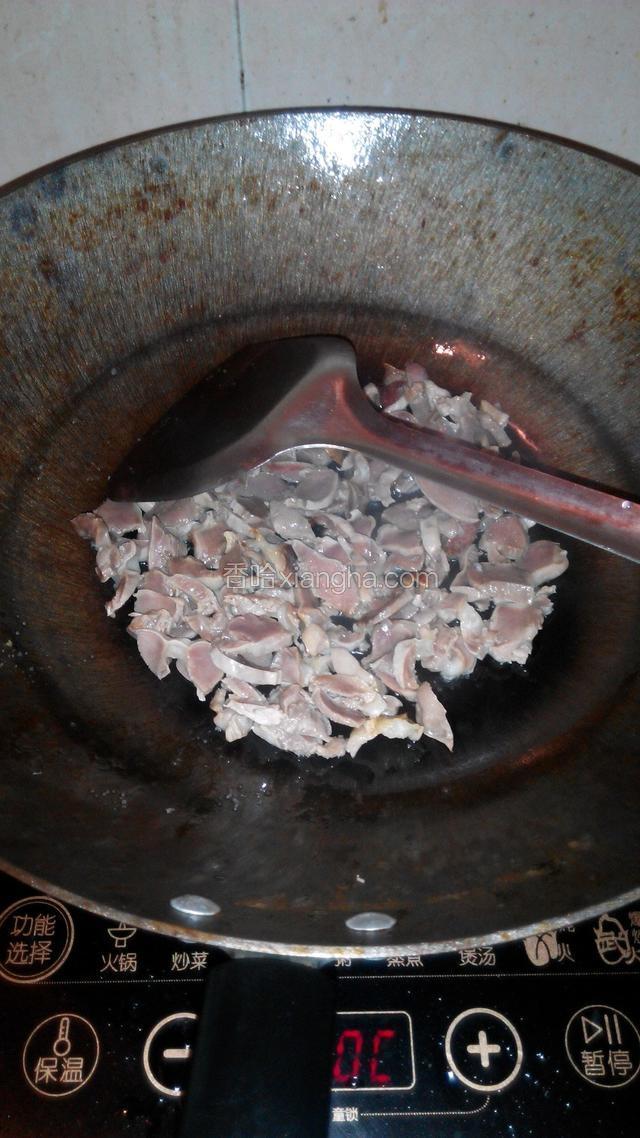 把切片的鸡杂倒入锅中，，用中火干炒大概30秒，去水份，(这样比较脆)乘出备用
