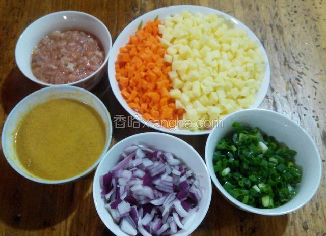 瘦肉切丁,用盐、鸡精、生抽、玉米油腌好备用,其它材料切丁备用.