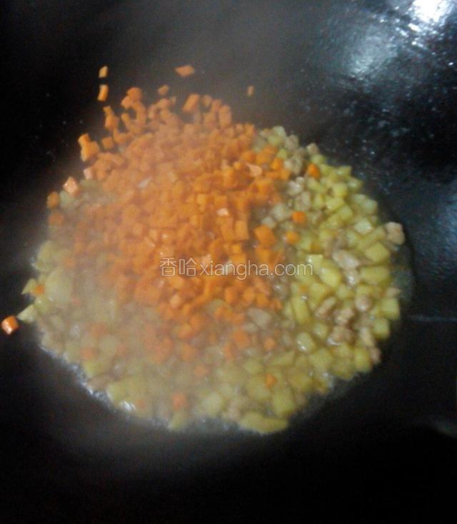 洋葱稍炒几下,捞起备用,锅内放油烧热,放入肉丁爆炒2分钟后,放入土豆丁继续翻炒几分钟放入红萝卜再翻炒1分钟