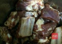 排骨焖饭的做法图解1