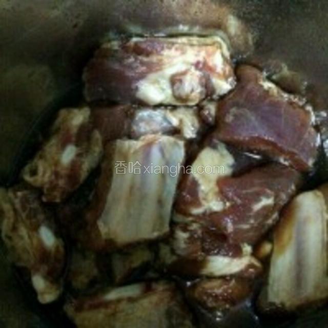 排骨洗净用老抽、料酒、糖腌制。有时间的话多腌一会儿会很入味。