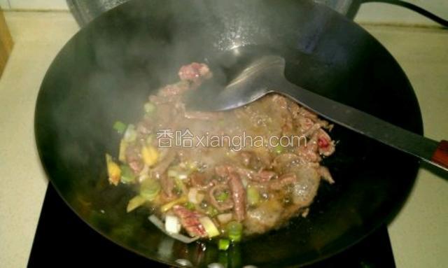 放入瘦肉炒到微黄放入葱姜爆香！