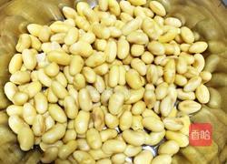 黄豆猪手老火靓汤的做法图解1