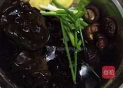 黄豆猪手老火靓汤的做法图解2