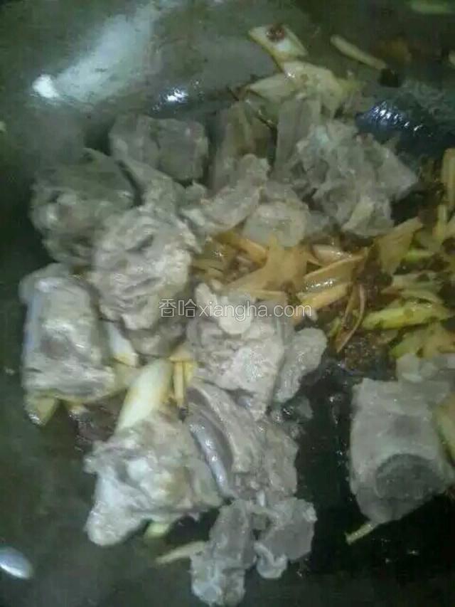 把煮好的排骨倒进去，快速翻炒