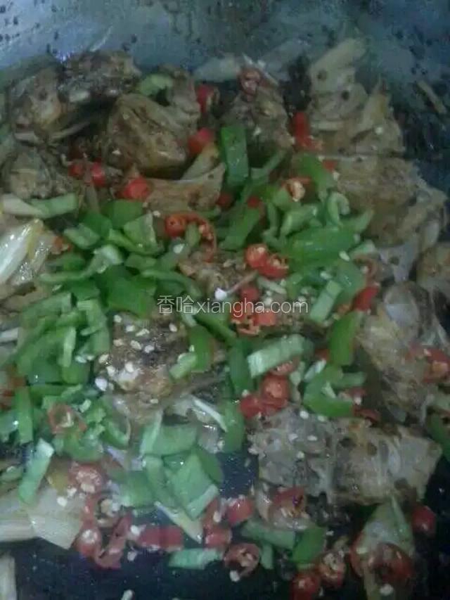 等翻炒到汤汁入味后放入青辣椒红辣椒，继续小火熬炖三到五分钟。