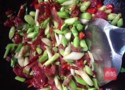 大蒜炒香肠的做法图解2