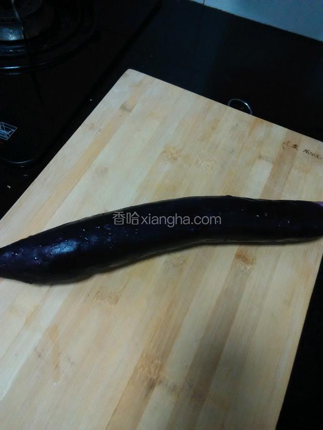 茄子洗净控干水分。