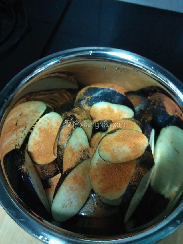 撒上自己喜欢的调味料拌匀。
