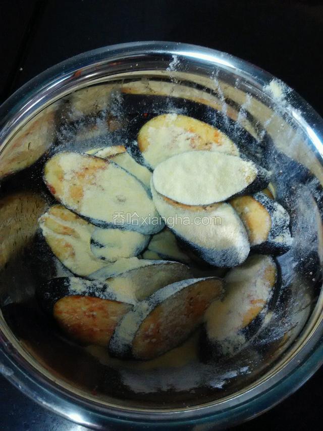 加入玉米粉适量拌匀（每片茄子沾上少许即可）。