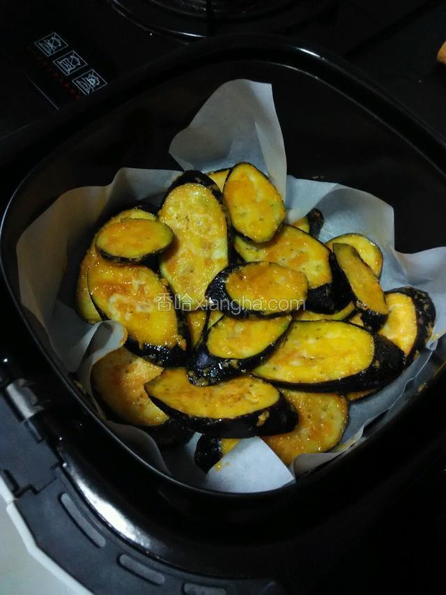 放在铺有油纸的烤盘上。