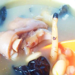 黄豆猪手老火靓汤的做法[图]