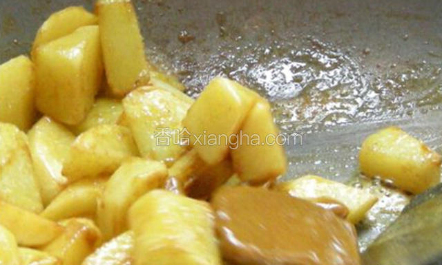 加入咖喱块 快速翻炒。在加入适量的水