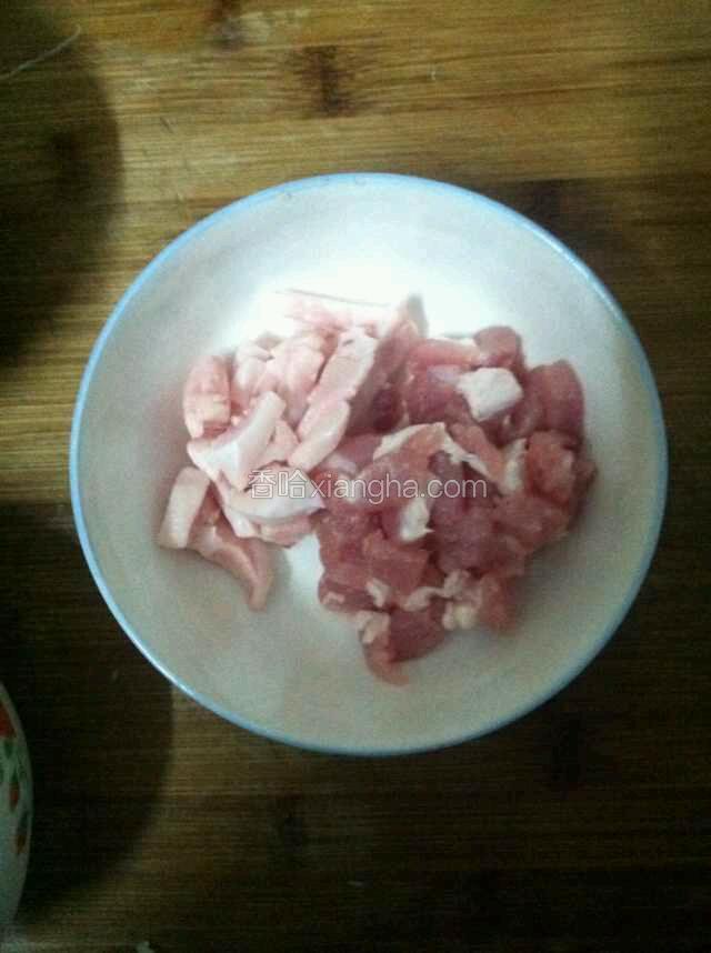 将蒜未加醋酱油，味精，糖调好汁备用，将肉切成未，备用