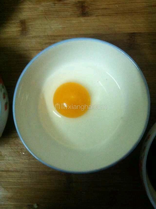 将锅加开水，加盐大火烧开，水要多，淖一下豆芽，和油菜，两分钟，捞出