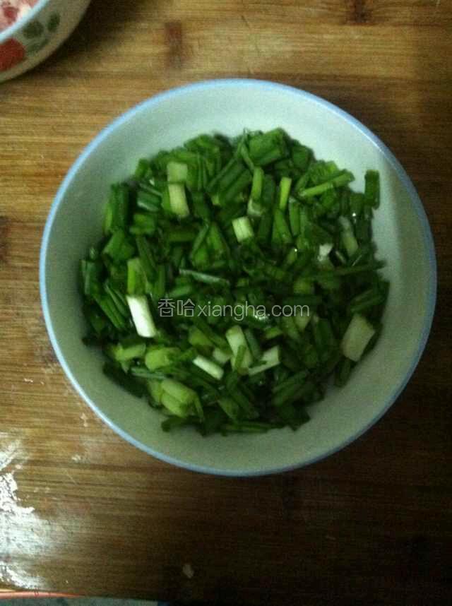 将鸡蛋煎成皮，切成条状备用