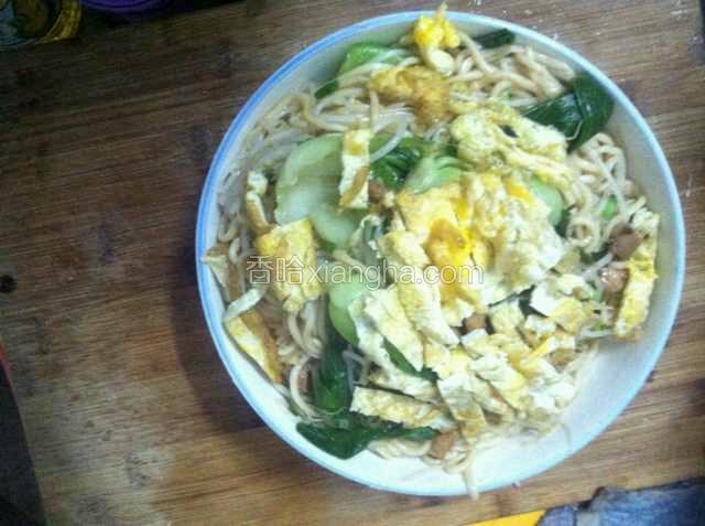 将油加热，放入肥肉加盐，再将瘦肉加入，烧热一分钟大火，将面倒入锅中，倒进醋汁，绞拌均匀后，关中火，分别将豆芽油菜放入，拌均，倒入盘中，将鸡蛋皮放在上面。