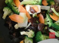 香菇西兰花的做法图解1