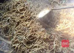 Illustration of how to make three fresh fried noodles 8