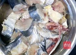 豆瓣酱焖鱼的做法图解1