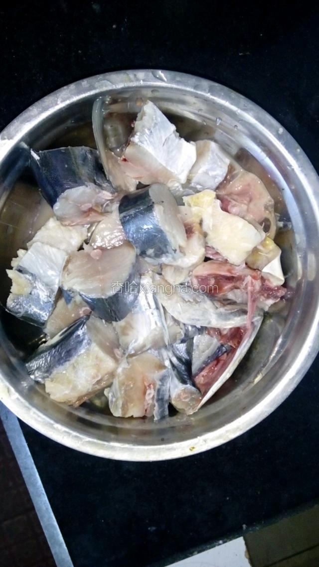 鱼洗干净用盐，面粉，料酒腌10分钟