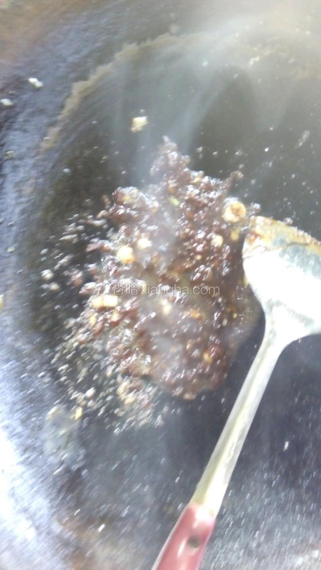 蒜子加豆瓣下去炒2分钟