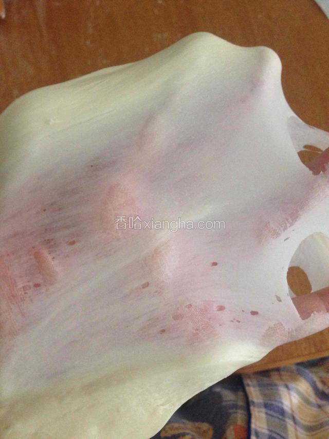 除葡萄干外所有材料混合，揉面至能拉出薄膜。天气冷可以先取配方内水一半（40度左右温水最好），溶解酵母，静置20分钟。我是手工揉面，大概40分钟出膜。揉好后加入葡萄干，揉两分钟至混合。