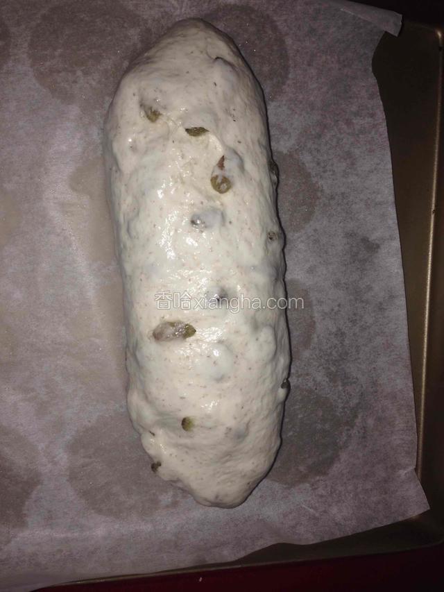 发酵好的面团取出排气，松弛15分钟，用擀面杖擀成椭圆形，从上往下卷成橄榄形，放入烤盘，进烤箱发酵至2倍大。一般一小时左右。烤箱不用开，在里面放一大碗热水。（天气特别冷可以打开烤箱发酵功能）