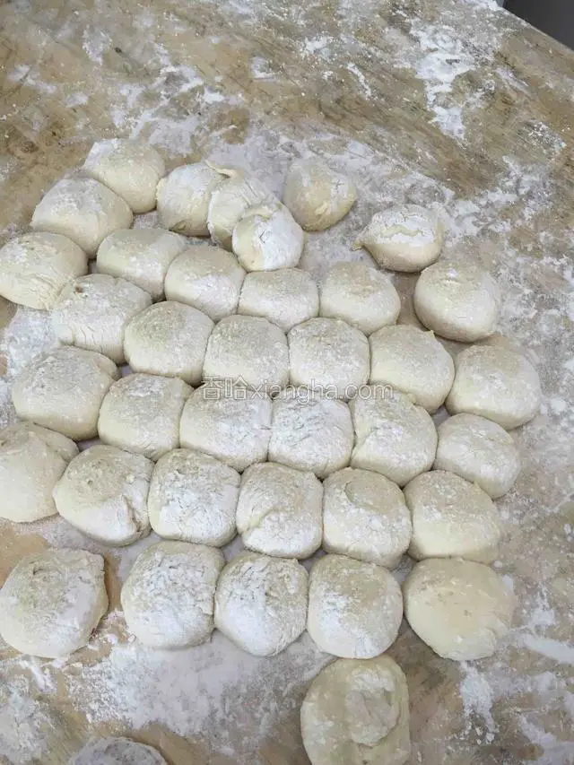 揉面，分成等份的小剂子