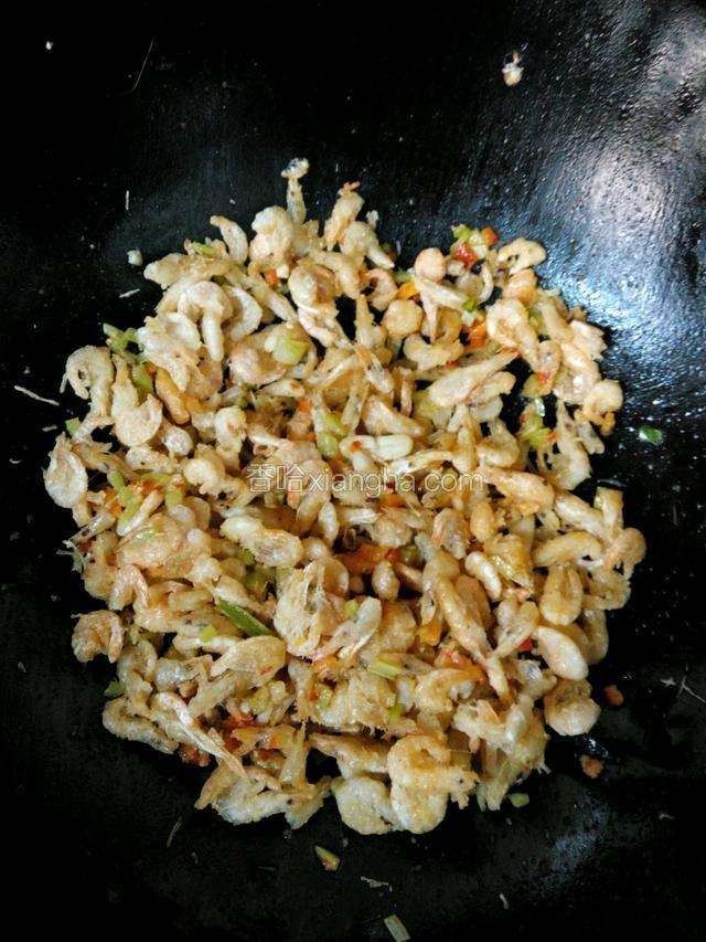 加入炸好的小河虾，放入盐，味精，白糖，少许香油，翻匀出锅装盘，大功告成！
