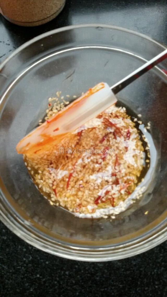 把辣椒丝，白芝麻，蜂蜜放在碗里，搅拌均匀。
