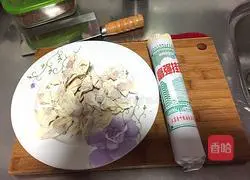 Illustration of how to make wonton noodles with vegetables and sausage 2