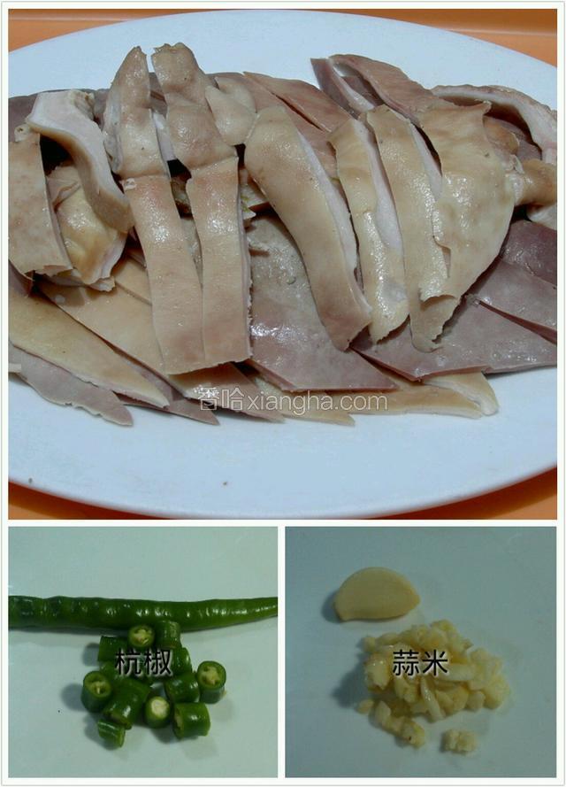 放猪油，姜爆香，下猪肚煸炒，放清水焖。