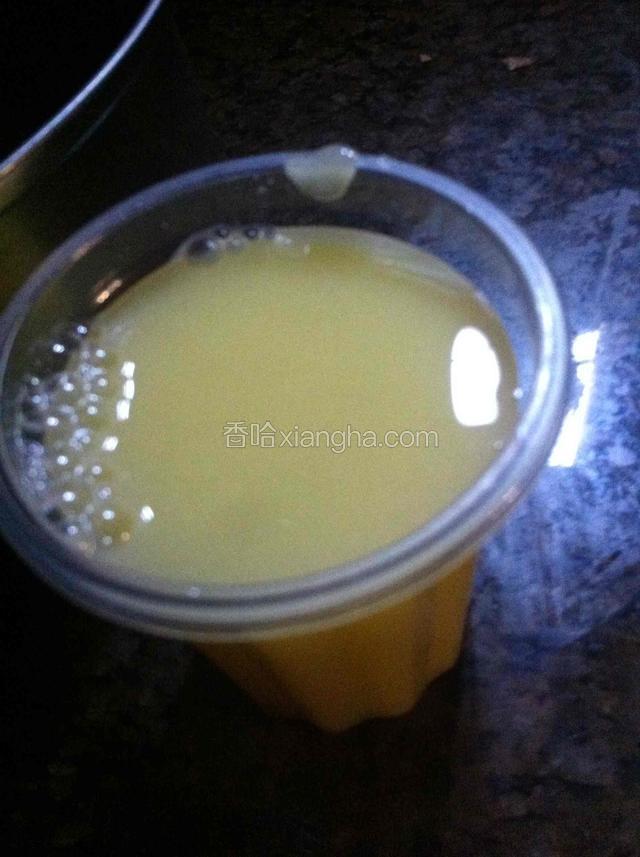 把牛奶加热和白糖搅拌至无颗粒