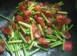 蒜苔炒腊肠的做法图解5