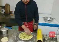 Illustration of how to make scallion pancake 2