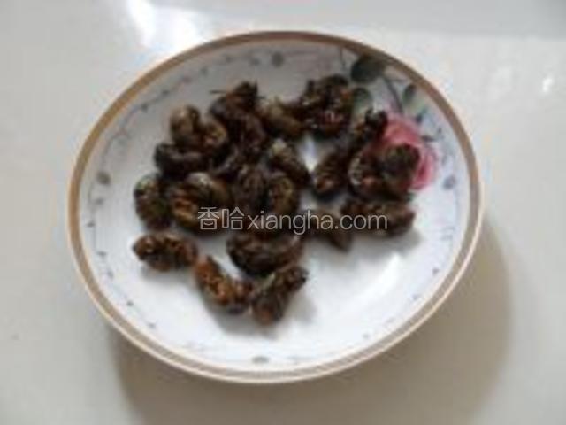 将知了猴洗净，去掉身上的泥污。主要是头部坑凹较多，可用水龙头冲洗。