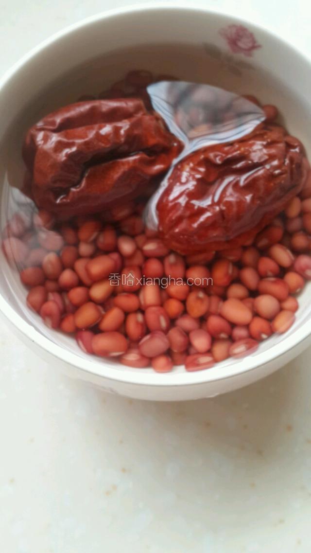 将红豆和红枣浸泡1小时